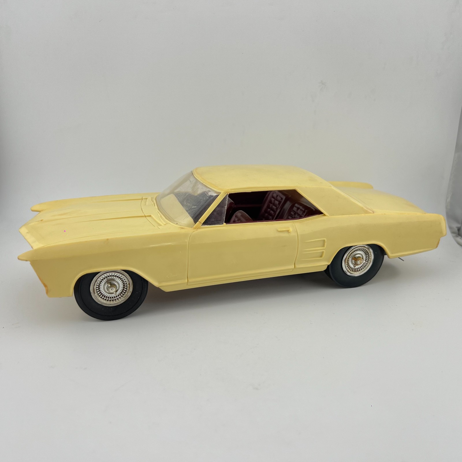 COX　049　GAS POWERED BUICK RIVIERA Vintage Cox Buick Riviera Gas Powered 1:20 Scale Tether Car
