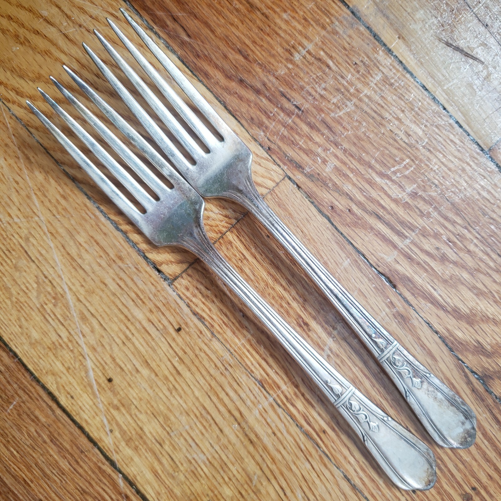 2 ANTIQUE VINTAGE COLLECTIBLE FORKS 7.5 2 ANTIQUE VINTAGE COLLECTIBLE FORKS 7.5