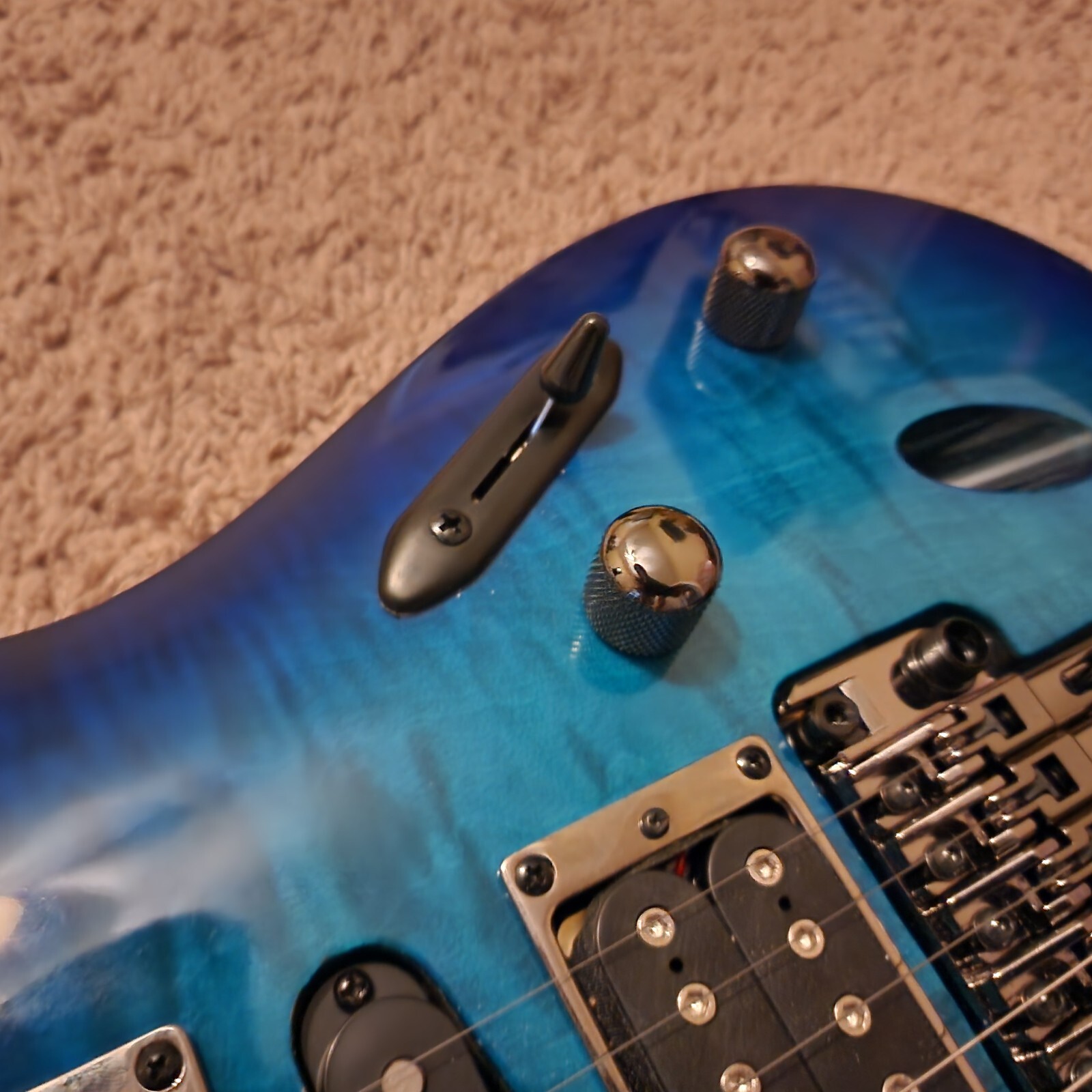 Ibanez S670QM （アーム、ソフトケース付き） Ibanez S670QM Solidbody Electric Guitar with Meranti Body