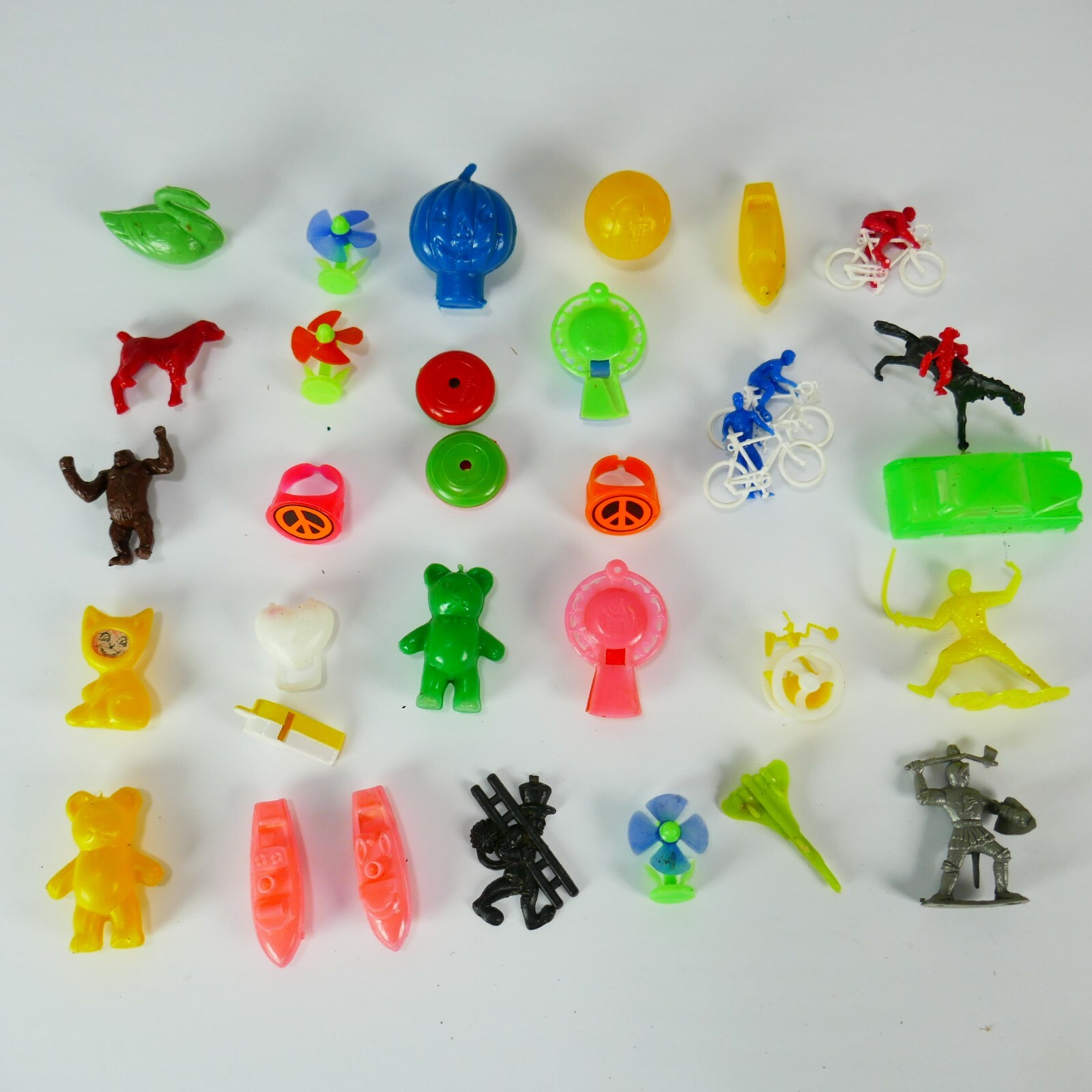 LOT 30 VTG CRACKER JACK GUMBALL MACHINE PRIZES CHARMS Cereal TOYS Hong Kong