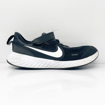 

Nike Boys Revolution 5 BQ5672-003 Черные кроссовки для бега, размер 2Y, Черный, Revolution 5