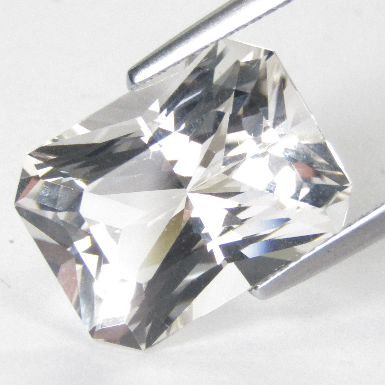 12.72Ct Sparkling Natural White Topaz 15.4x11.6x8.5mm Fancy