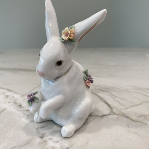 Lladro Sitting Bunny Flowers Figurine #6100 Rabbit Easter Lladro Sitting Bunny Flowers Figurine #6100 Rabbit Easter
