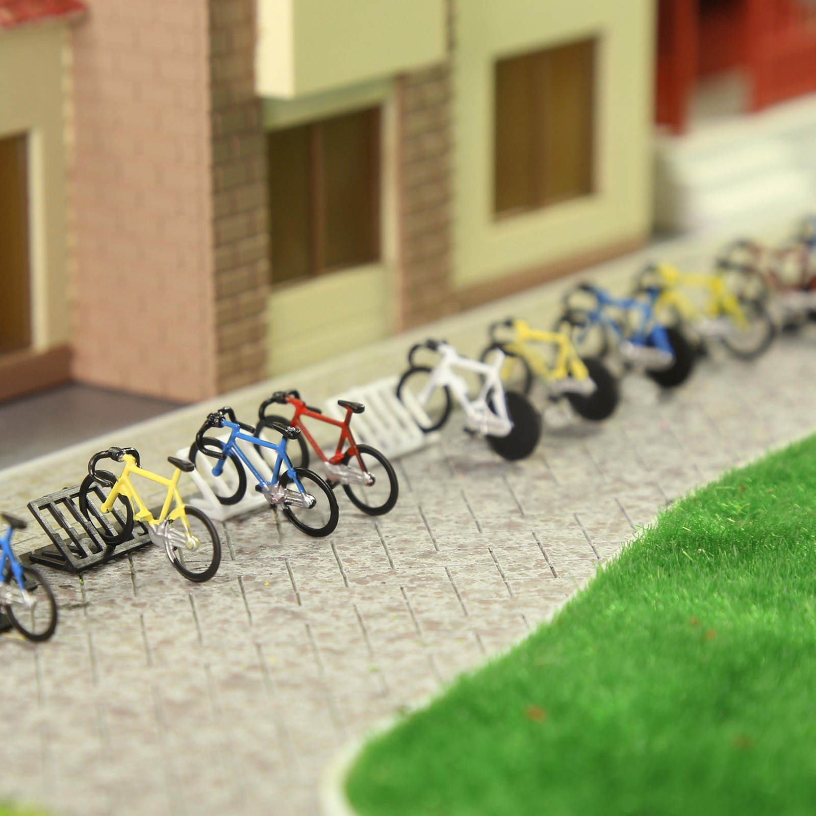 C8702 HO Scale 1:87 Bicycles 20pcs Bikes 4pcs Parking Racks Model Trains Layout