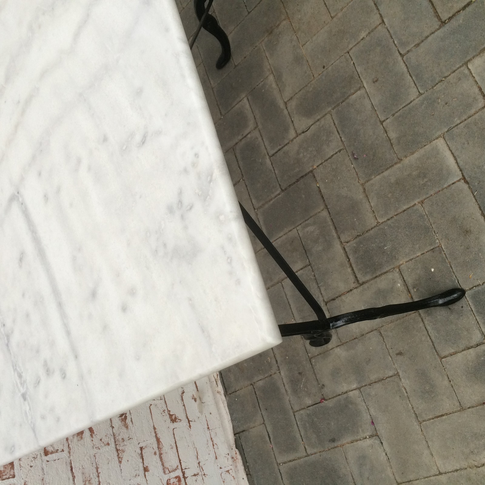 Bistrotisch Outdoor Gastro mit Marmor und Gusseisen Tisch 100cm x 60cm