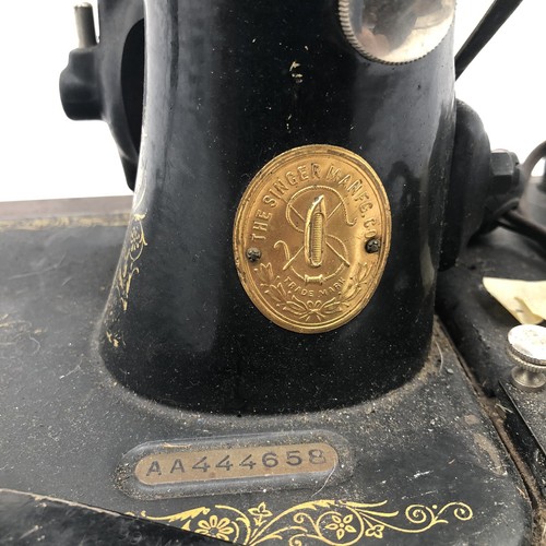 SINGER 1925 Vintage Sewing Machine with Bent Wood Cover and Base