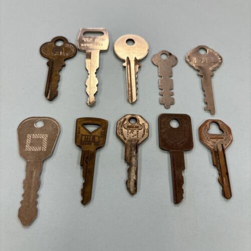 Old KEYS - Antique/Vintage - Random Lot of 10. (1) Old KEYS - Antique/Vintage - Random Lot of 10. (1)