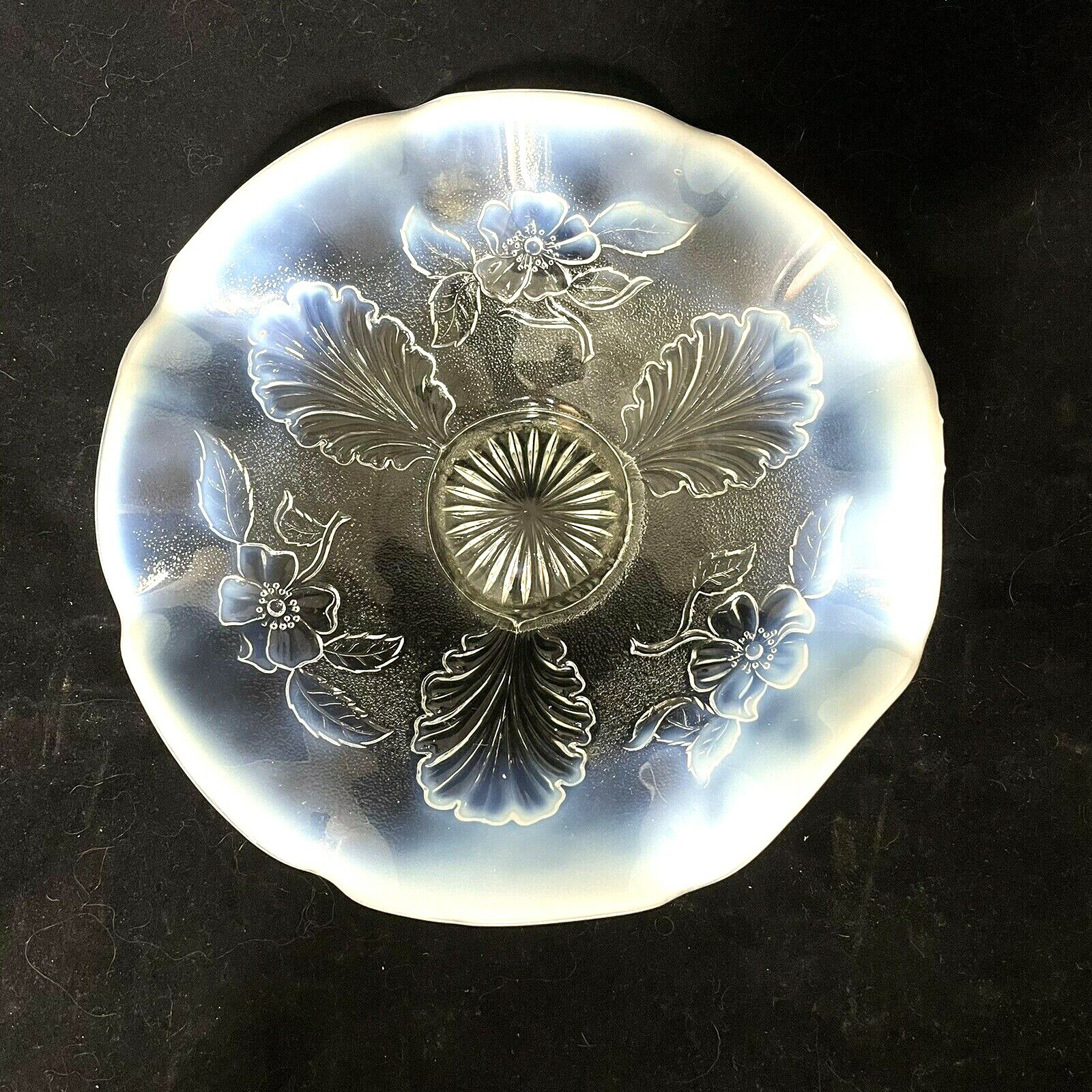 DUGAN GLASS DAISY＆PLUMEホワイトオパルセント　ガラス皿 Dugan Glass DAISY & PLUME White Opalescent Footed Whimsy