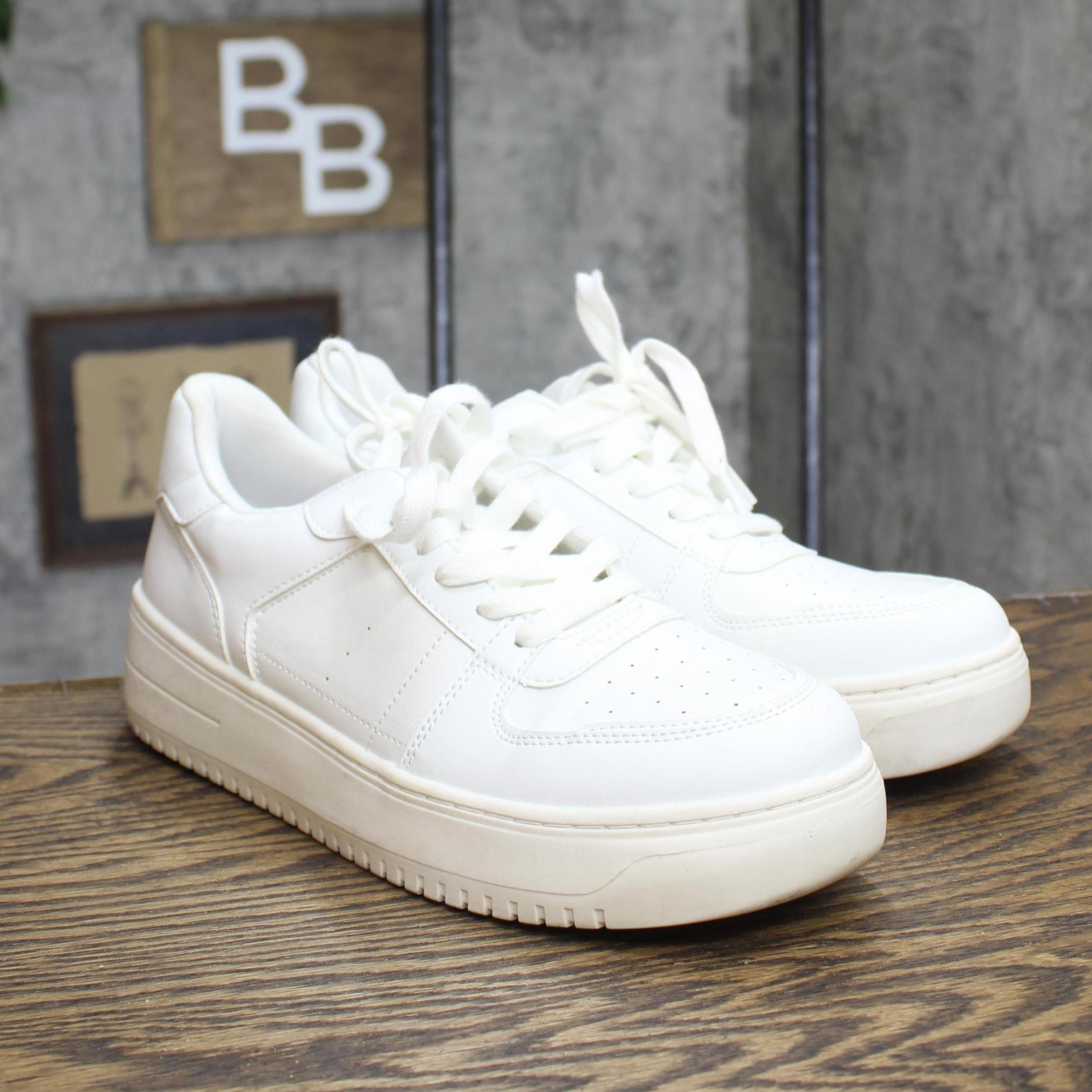 完売‼️ \"Sneaker Champs\" Living Proof Sneaker Champs
