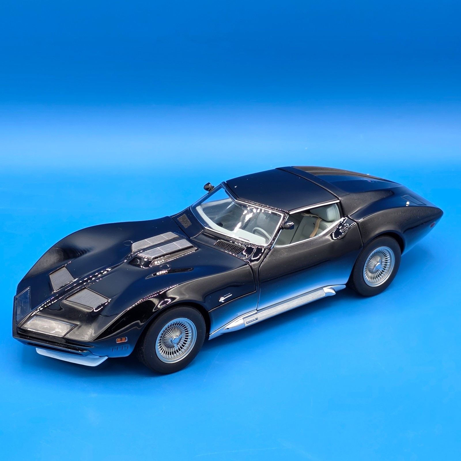コルベット1/18　AUTOart MILLENNIUM AUTOArt Millennium 1968 GM Chevy Manta Ray Corvette, 1:18