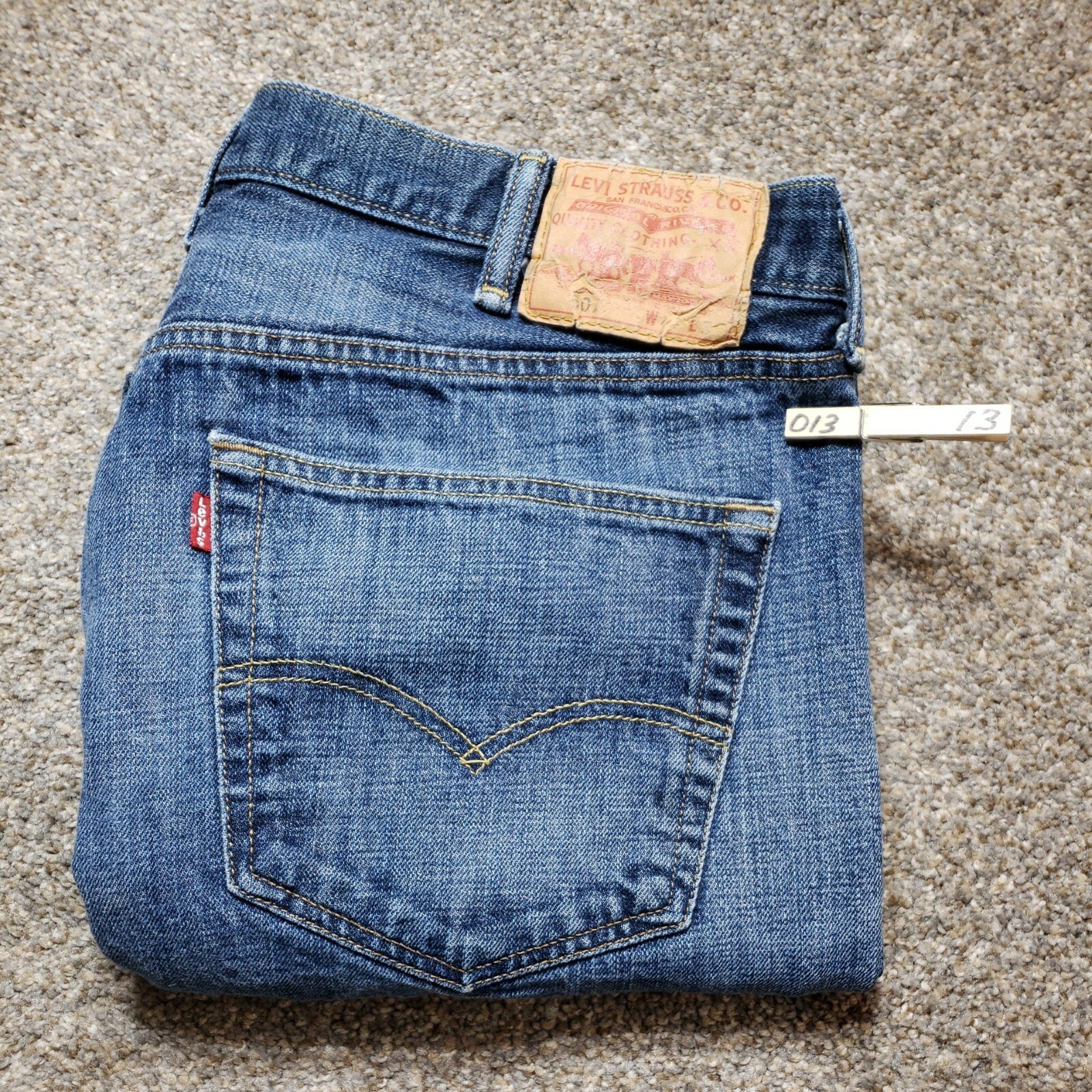Джинсы Levis 501 Mens Button Fly Straight Leg Blue Denim Jeans Size 40x32  Medium Wash: купить с доставкой из США, цена 2 888 руб - (373767232277)