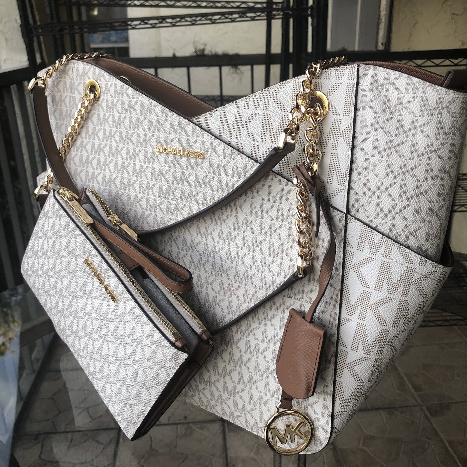 トートバッグ Michael Kors Woman Tote bags Black 30R5SIOT1C 001 Large Michael Kors Voyager Signature Shoulder Tote Purse in