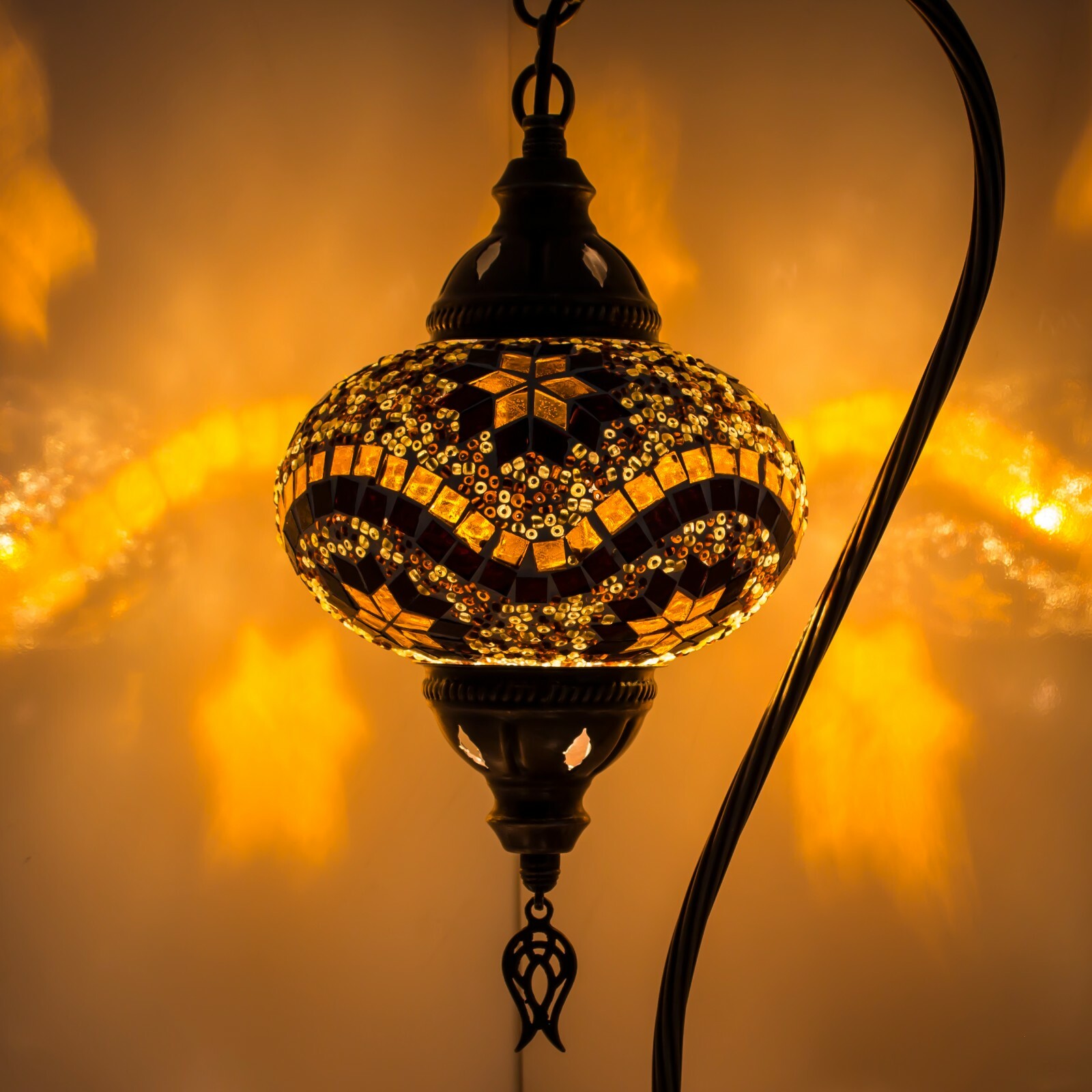その他 vintage Turkish Lamp Fiery Echoes: Vintage Turkish Lamp with Waves Mosaic