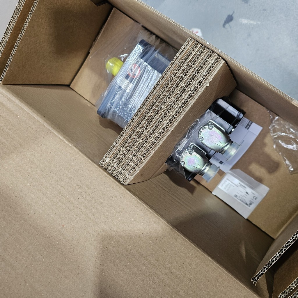 Schneider Electric BMH1402P16A2A 520775 SERVO MOTOR — 2
