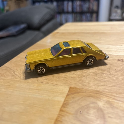 Cadillac Seville 1980 Gold Flake Vintage Red Inside Metallic Hk