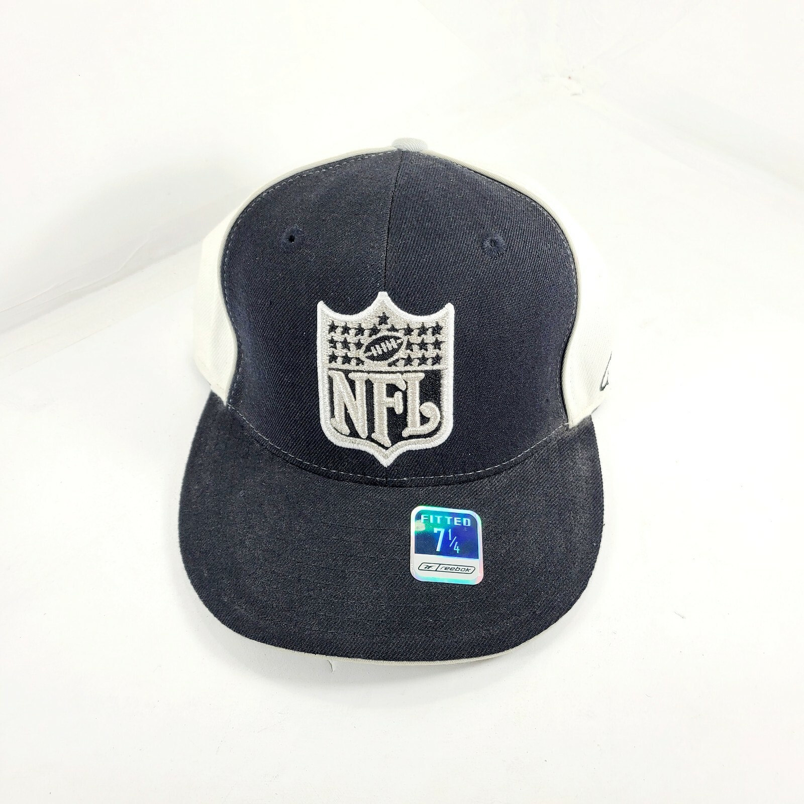 RAIDERS キャップ NFL ロゴ付き Reebok社製 Raiders NFL-SHIELD Black & White Fitted Hat by Reebok Team