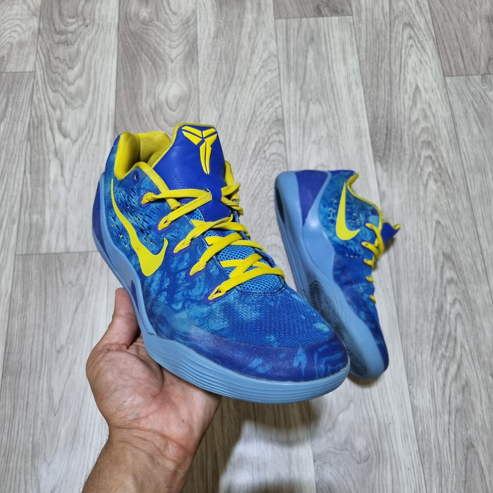 nike trainers blue and yellow