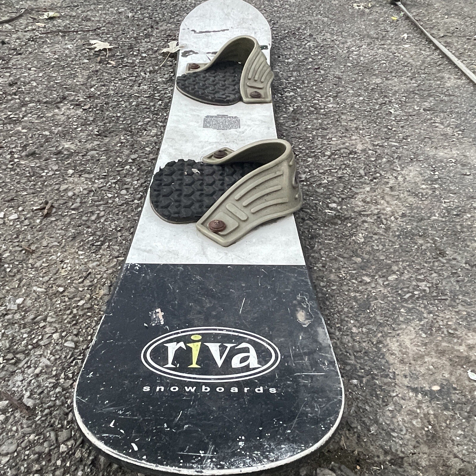 Riva Snowboard 43 Inch Silver Black Kids Max Weight 130lbs