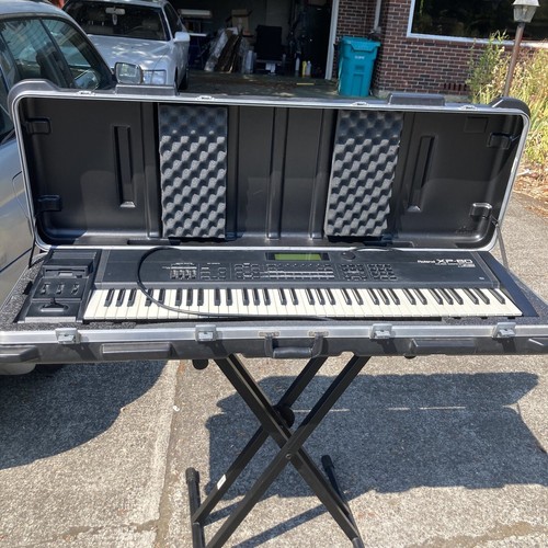 Roland XP-80 Digital Workstation Synthesizer in SKB Road Case - Used but nice
