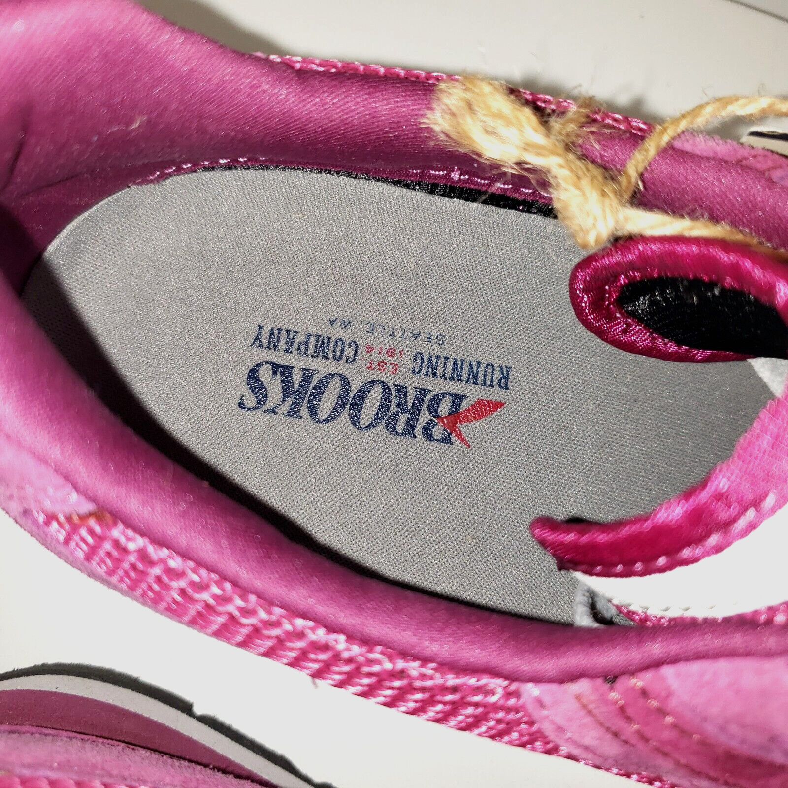 Brooks Running Sneakers Womens 9.5 Heritage Chariot Fuchsia Pink Suede NEW