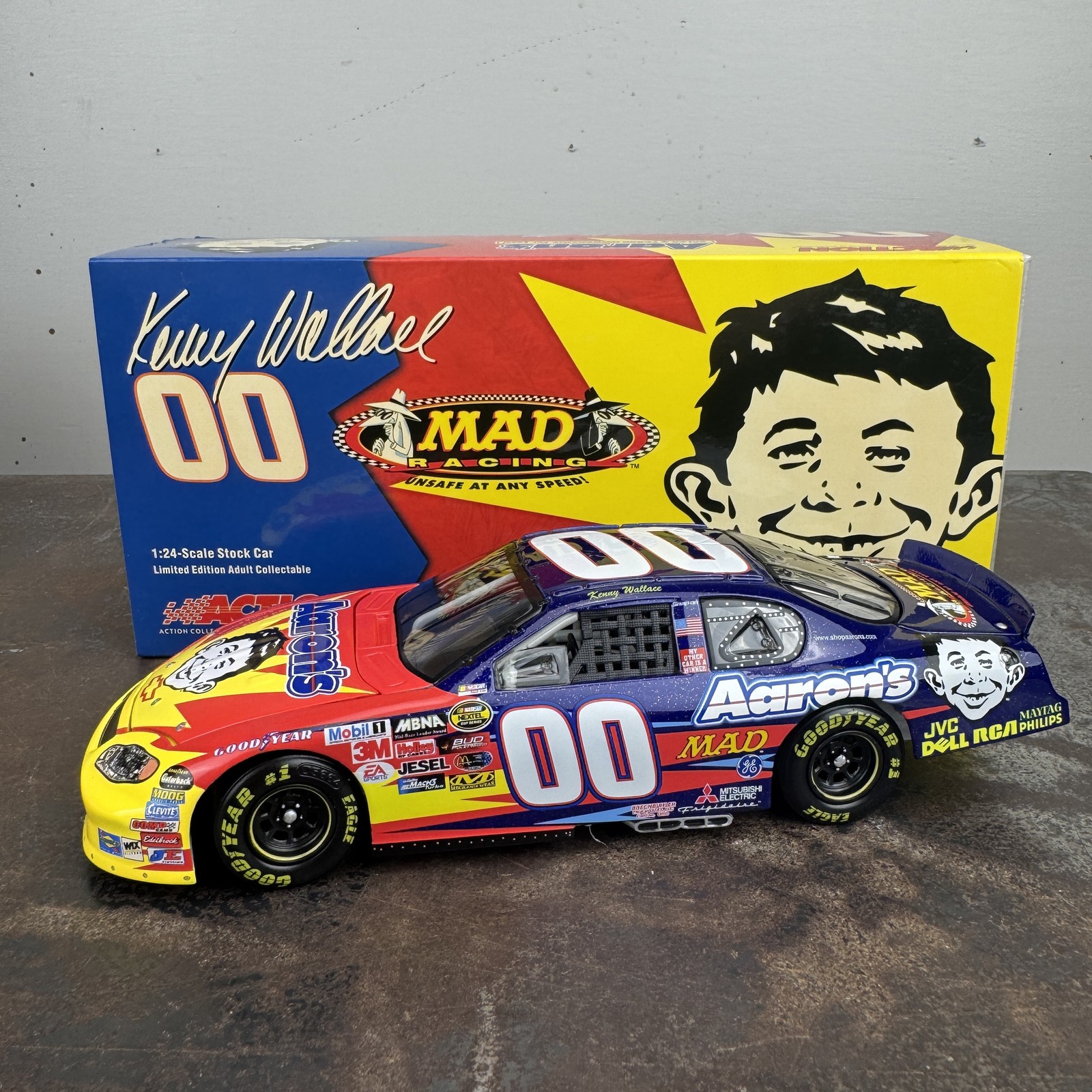 ACTION 2004 Kenny Wallace #00 Aaron's / MAD Magazine 1:24 DIECAST Monte Carlo