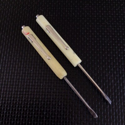 2X MAC TOOLS Promo White Handle Flathead Pocket Screwdriver Magnetic End USA