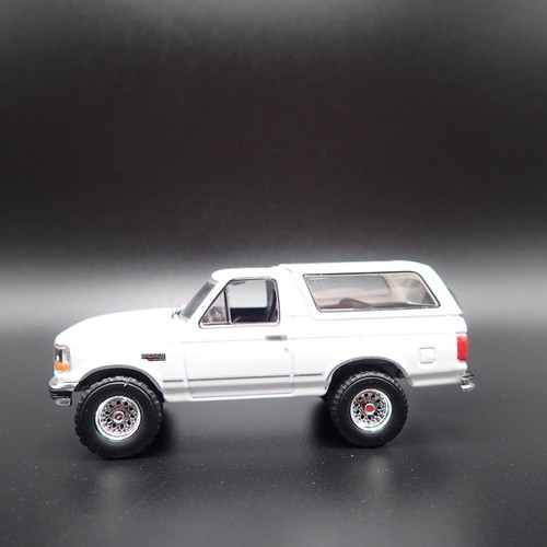 1993 93 FORD BRONCO XLT WHITE 1:64 SCALE COLLECTIBLE DIORAMA DIECAST MODEL CAR 1993 93 FORD BRONCO XLT WHITE 1:64 SCALE COLLECTIBLE DIORAMA DIECAST MODEL CAR