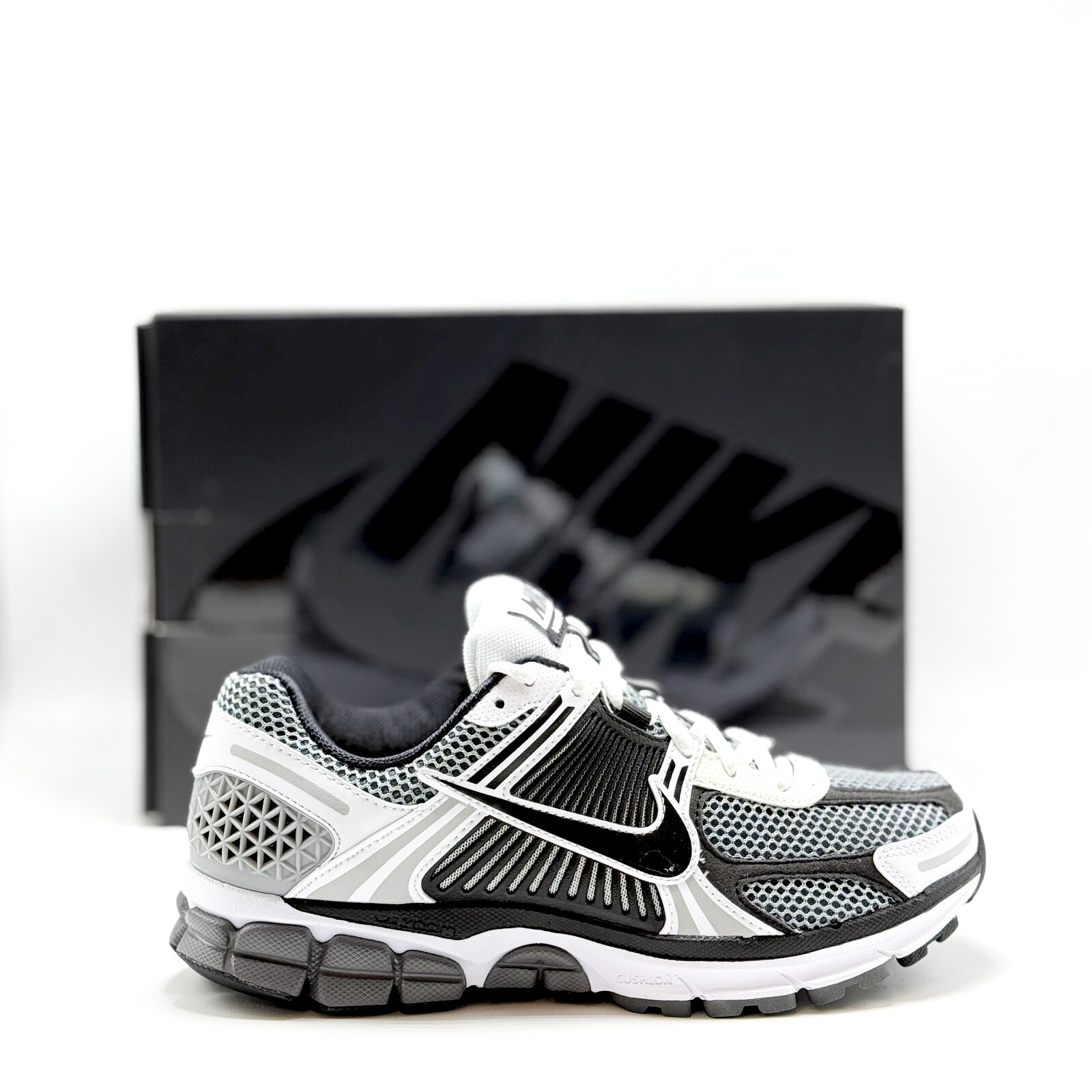 靴 NIKE ZOOM VOMERO 5 Amazon.com | Nike Zoom Vomero 5 Men's Shoes (HV2527-001
