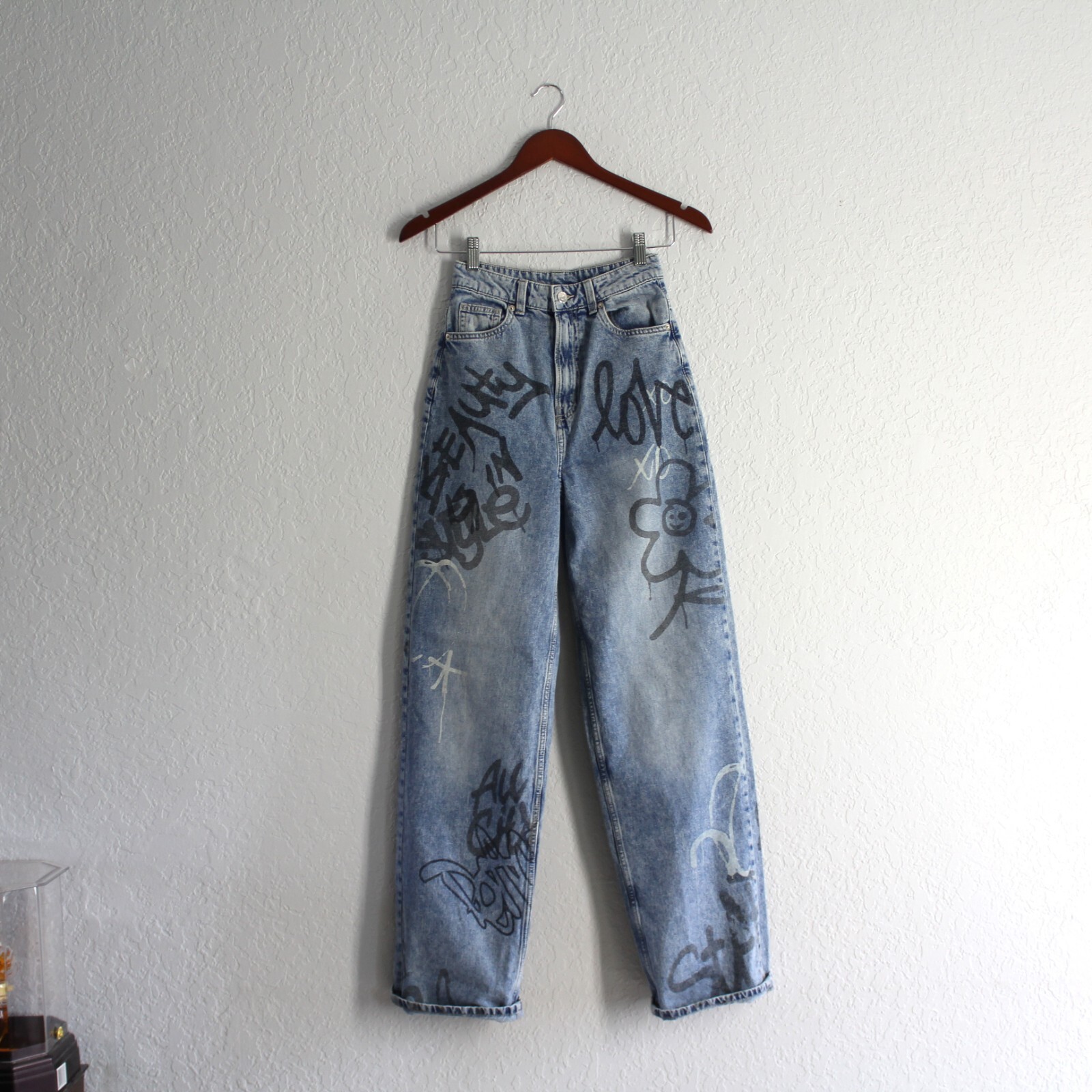 H&M Graffiti ultra High Waisted Wide Leg Jeans Size 0