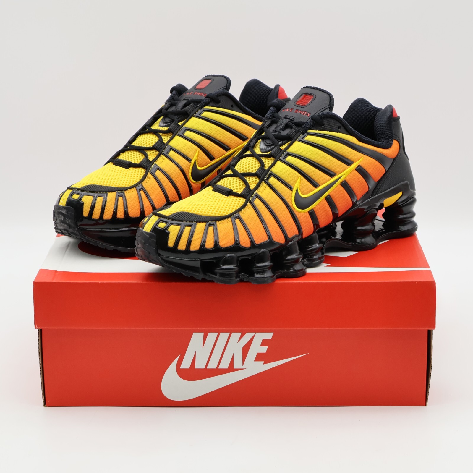 スニーカー Nike SNEAKER (AV3595) Nike AV3595-011 Shox TL Light Smoke Grey/Black/Bright
