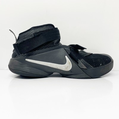 

Nike Boys Lebron Soldier IX 776472-001 Черные баскетбольные кроссовки, размер 2Y, Черный, Lebron Soldier IX