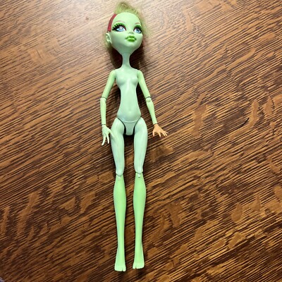 Monster High Coffin Bean Venus McFlytrap Nude Buzz Hair Cut 1 Green/1 Flesh Hand