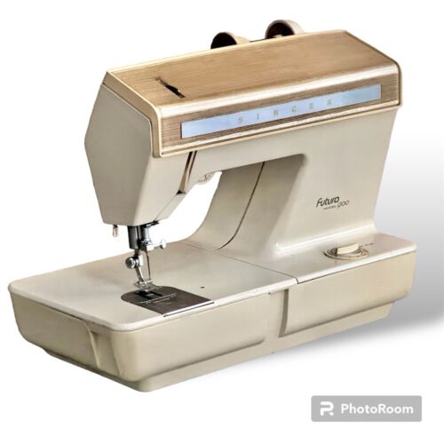 Singer Futura Model 900 Sewing Machine With Pedal, Case Singer Futura Model 900 Sewing Machine With Pedal, Case