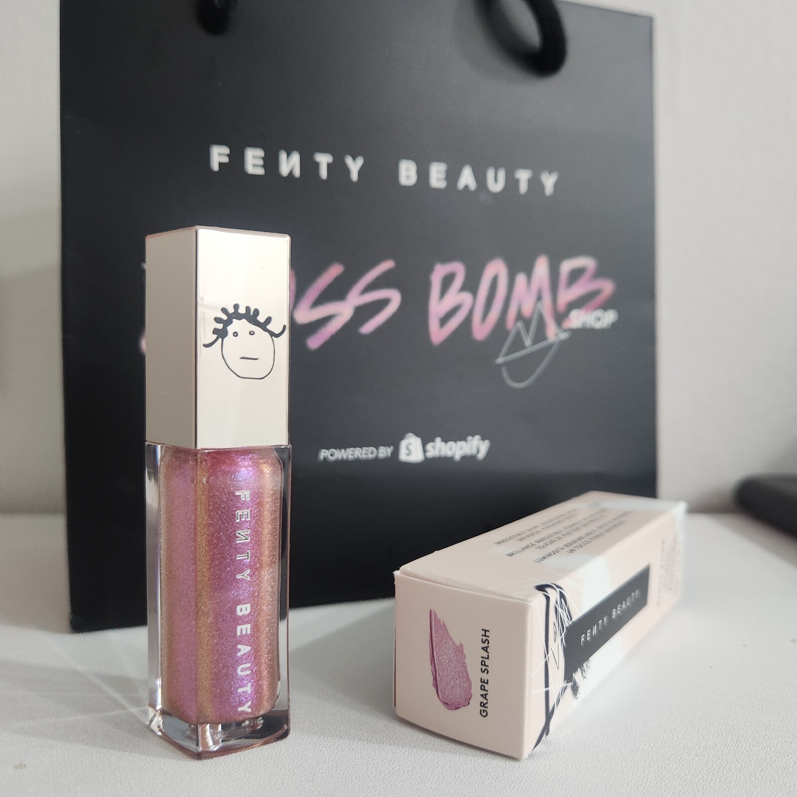 FENTY BEAUTY ラメ入りリップグロス ピンクGRAPE SPLASH Fenty Beauty Grape Splash Gloss Bomb Lip Luminizer - Limited