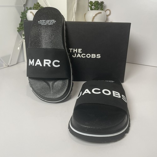 【MARC JACOBS】THE MONOGRAM SLIDE サンダル ブラック【mjl08】 MARC JACOBS（マークジェイコブス）の「THE MONOGRAM SLIDE/ザ