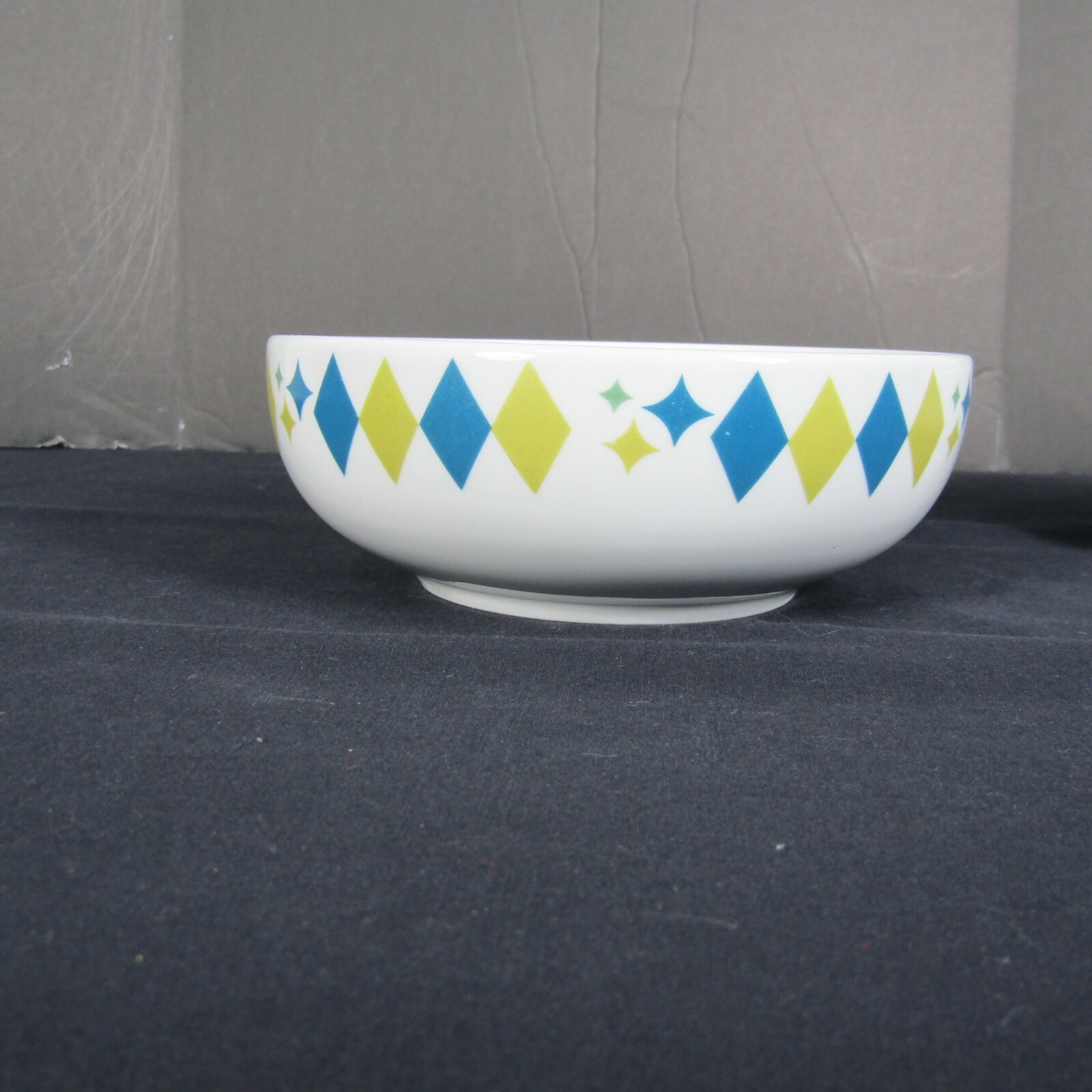 Disney Mickey Mouse Hugging Minnie Playing Pluto Gibson Bowls Argyle Diamond