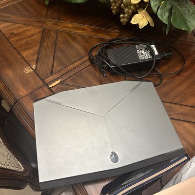 Alienware P18e001 Gaming Laptop 17  500 GB HDD Intel i7 8 GB RAM Win 10