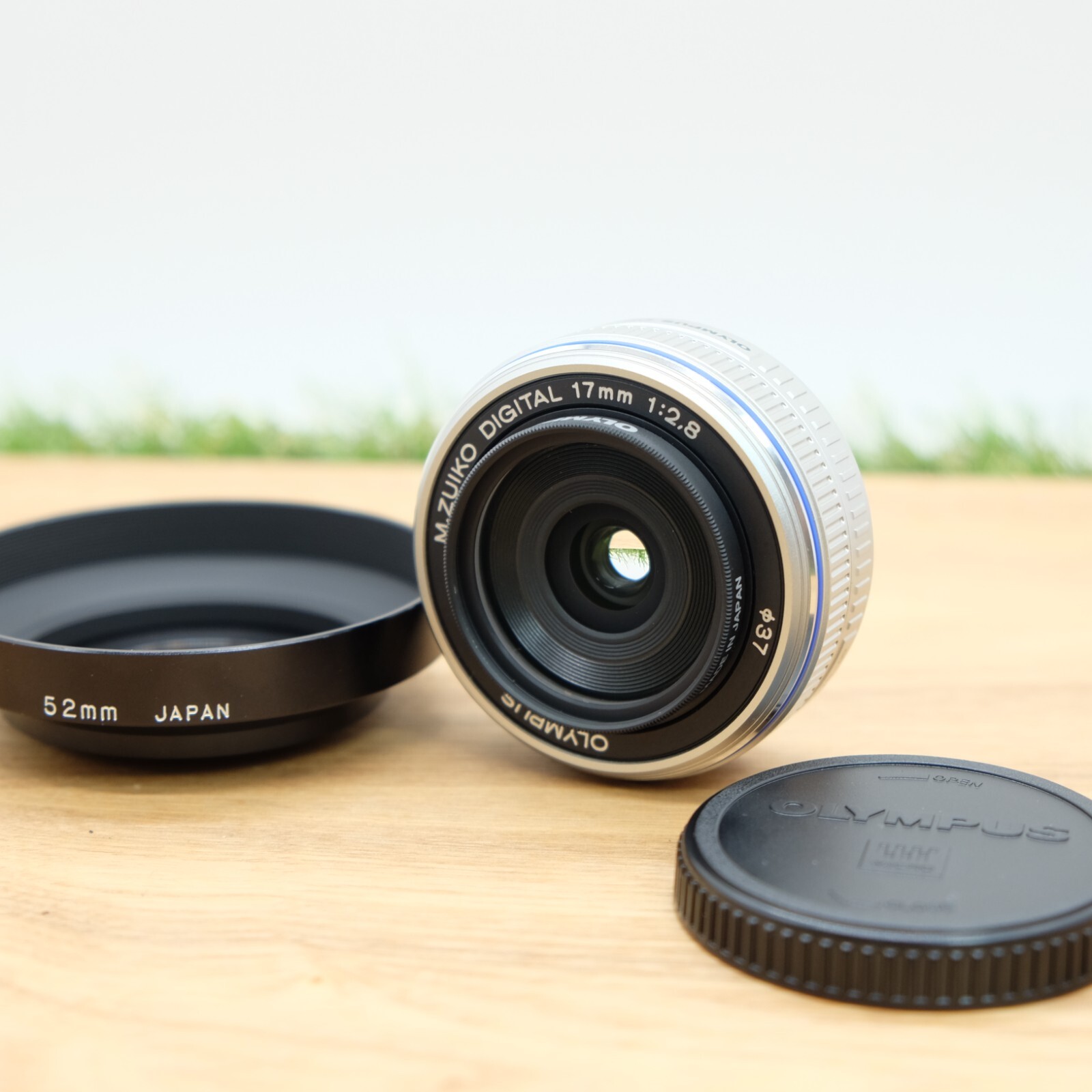 OLYMPUS Lens M.ZUIKO DIGITAL 17mm F2.8 Micro Silver W/ Hood
