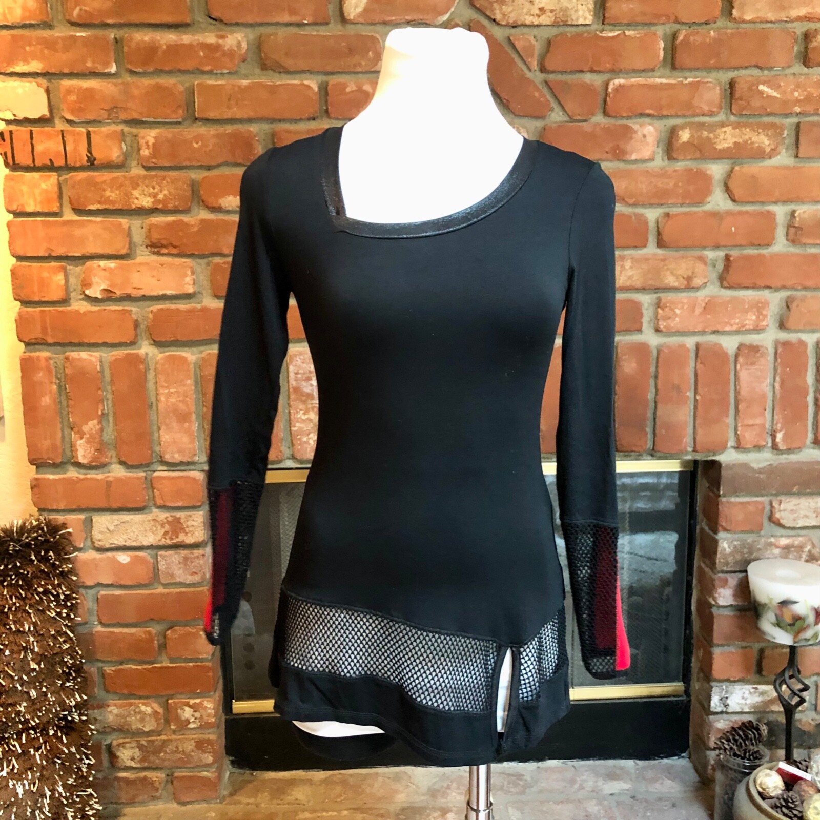 VIER Small Body HUG Black & Red Mesh Asymmetrical Edge Shirt