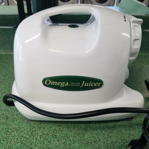 Omega 8004 Nutrition Center Juicer Smoothie Extractor Masticating