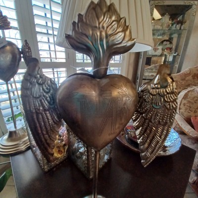 ANTHROPOLOGIE ENGRAVED GILDED WINGED HEART LOCKET STAND FLAMING HEART 16.5  NEW
