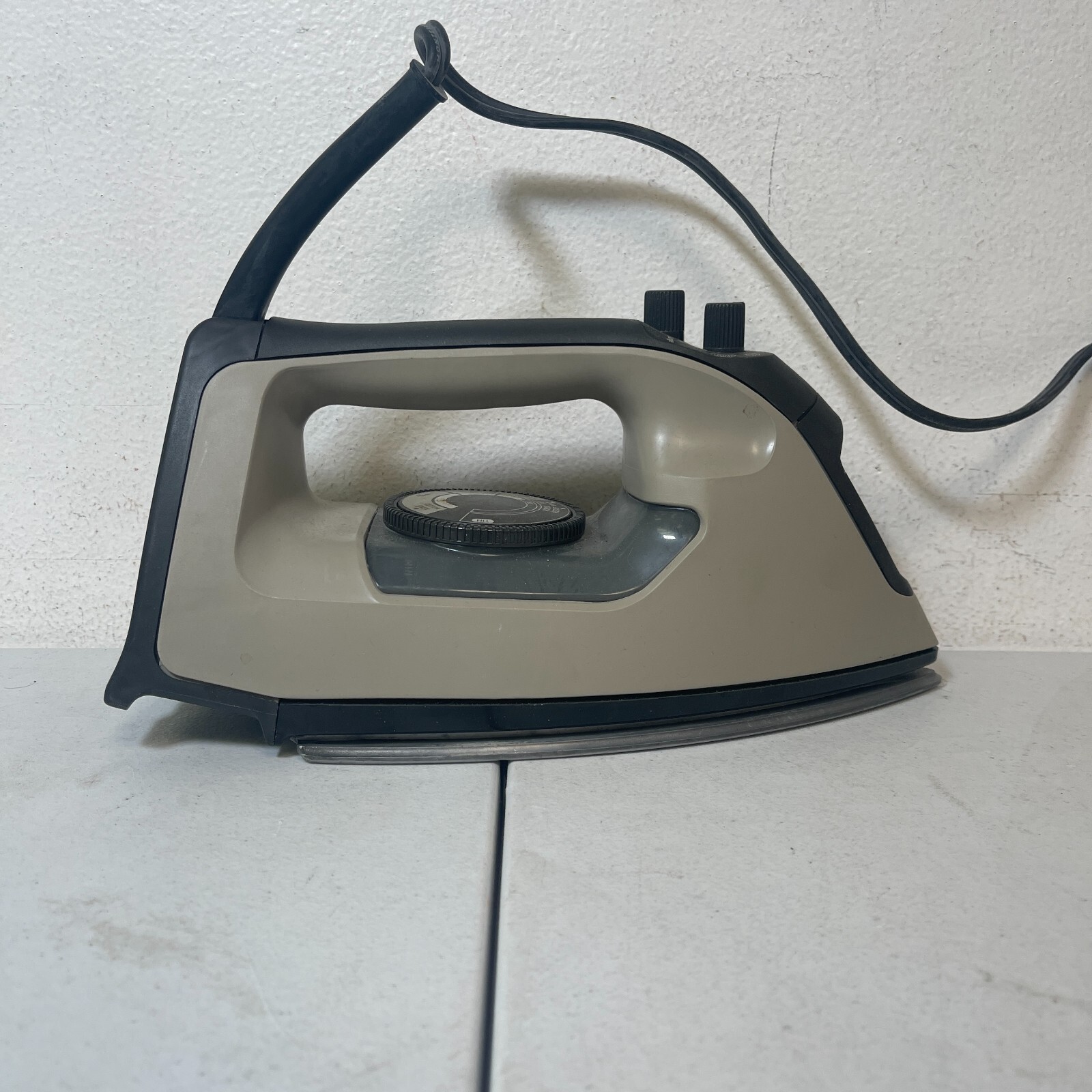 me... Vintage 1993 Black & Decker Surge Xpress Iron 179486-08
