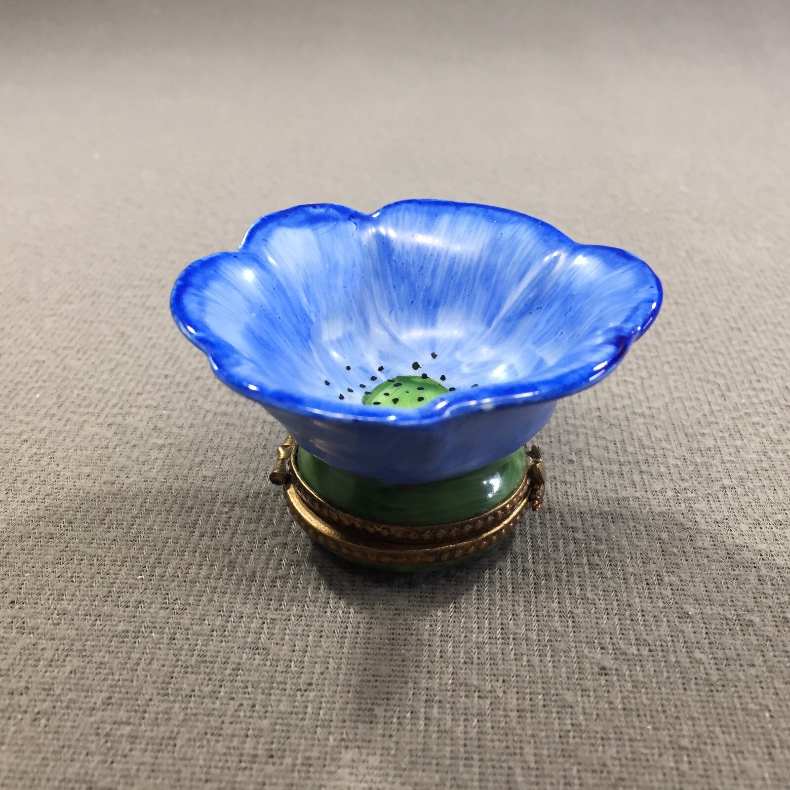 Limoges France Peint Main Blue Flower Bee Clasp Trinket Box