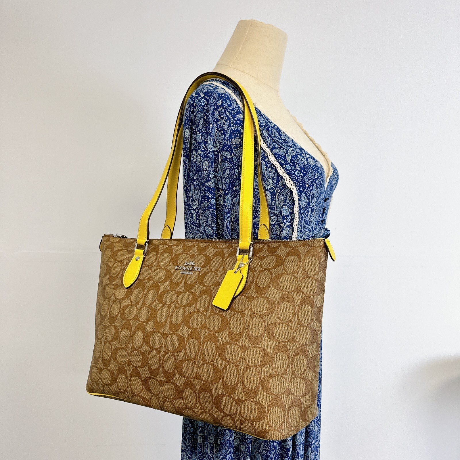Coach Gallery Tote Bag ギャラリー トート CAR34 フルーツ柄 COACH® Outlet | Gallery Tote Bag With Strawberry Print