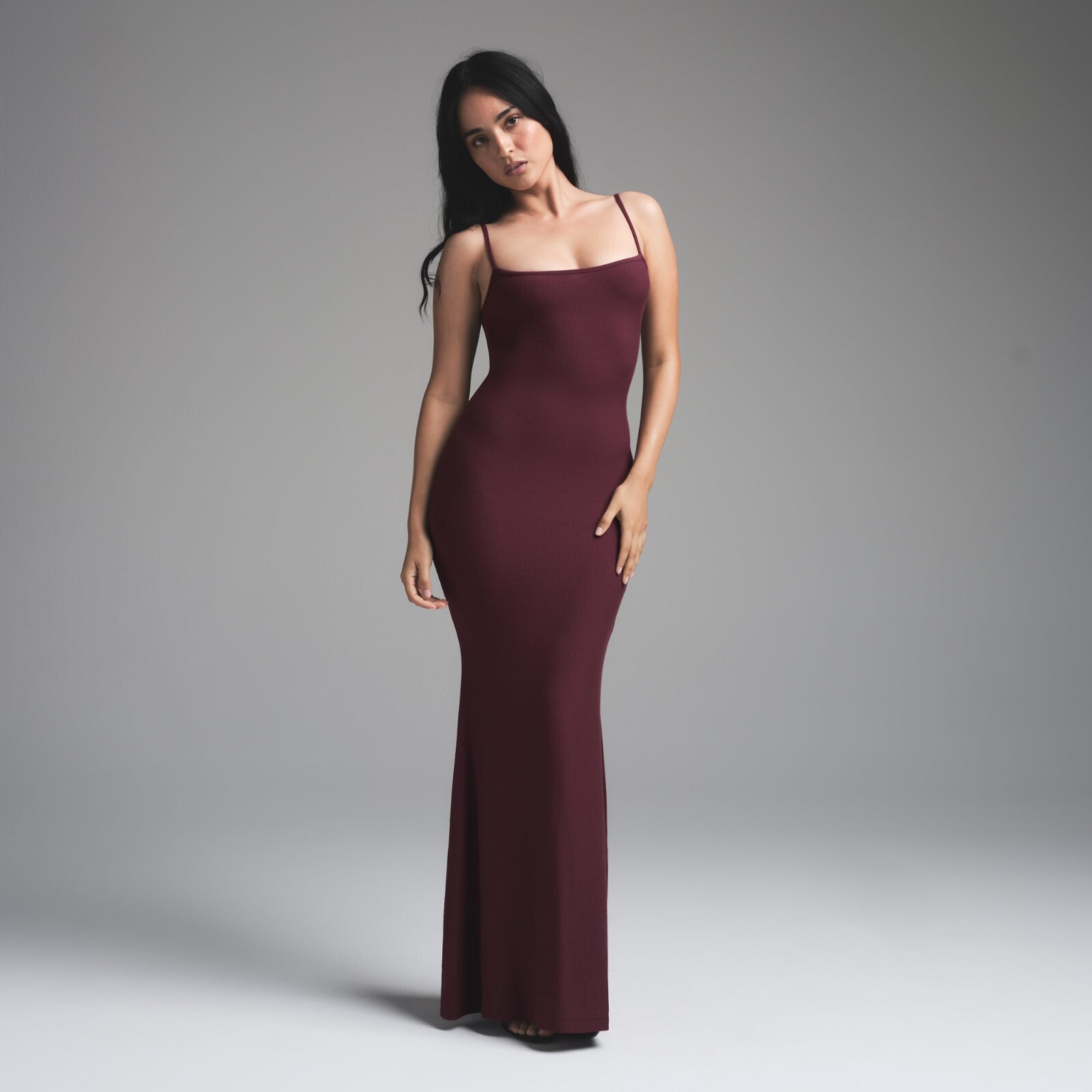 【SKIMS】PETITE Long Slip Dress（身長 160cm 位までの方） SOFT LOUNGE PETITE LONG SLIP DRESS | ONYX