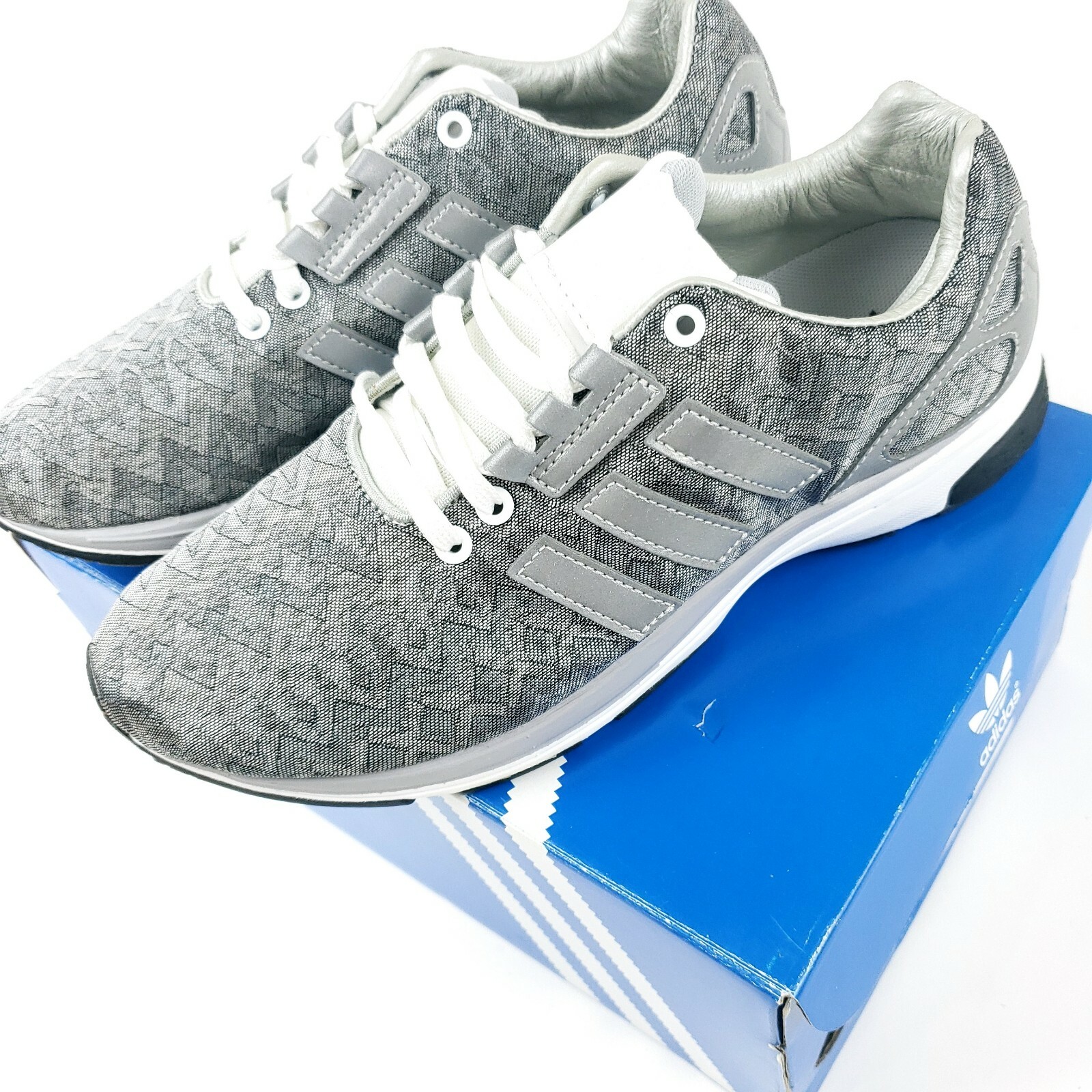 Angled front view with bag zipped and handles upright.