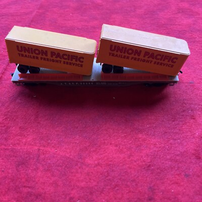 HO SCALE AT&SF 90806 UNION PACIFIC FLAT CAR w/ 2 UNION PACIFIC FREIGHT SVC LOAD