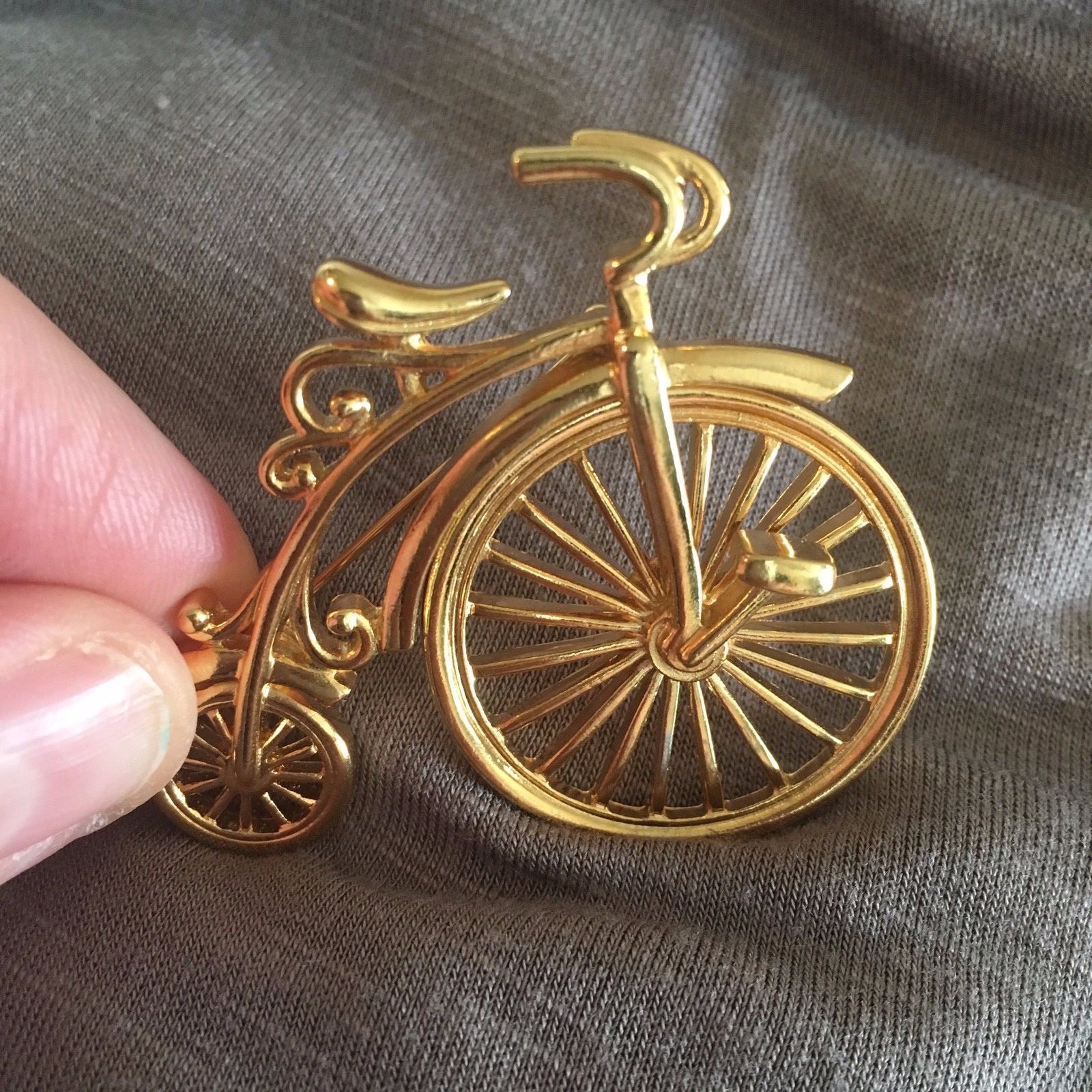 Bicycle Tricycle Pin Brooch Gold Tone Wheels Bike Trike Movement Wheelie