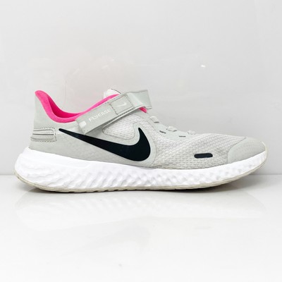 

Nike Boys Revolution 5 FlyEase CQ4649-002 Серые кроссовки для бега Размер 4Y, Серый, Revolution 5 FlyEase