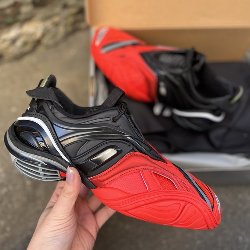 NEW Size 38 Balenciaga Unisex Black Red Low Top Leather NEW Size 38 Balenciaga Unisex Black Red Low Top Leather